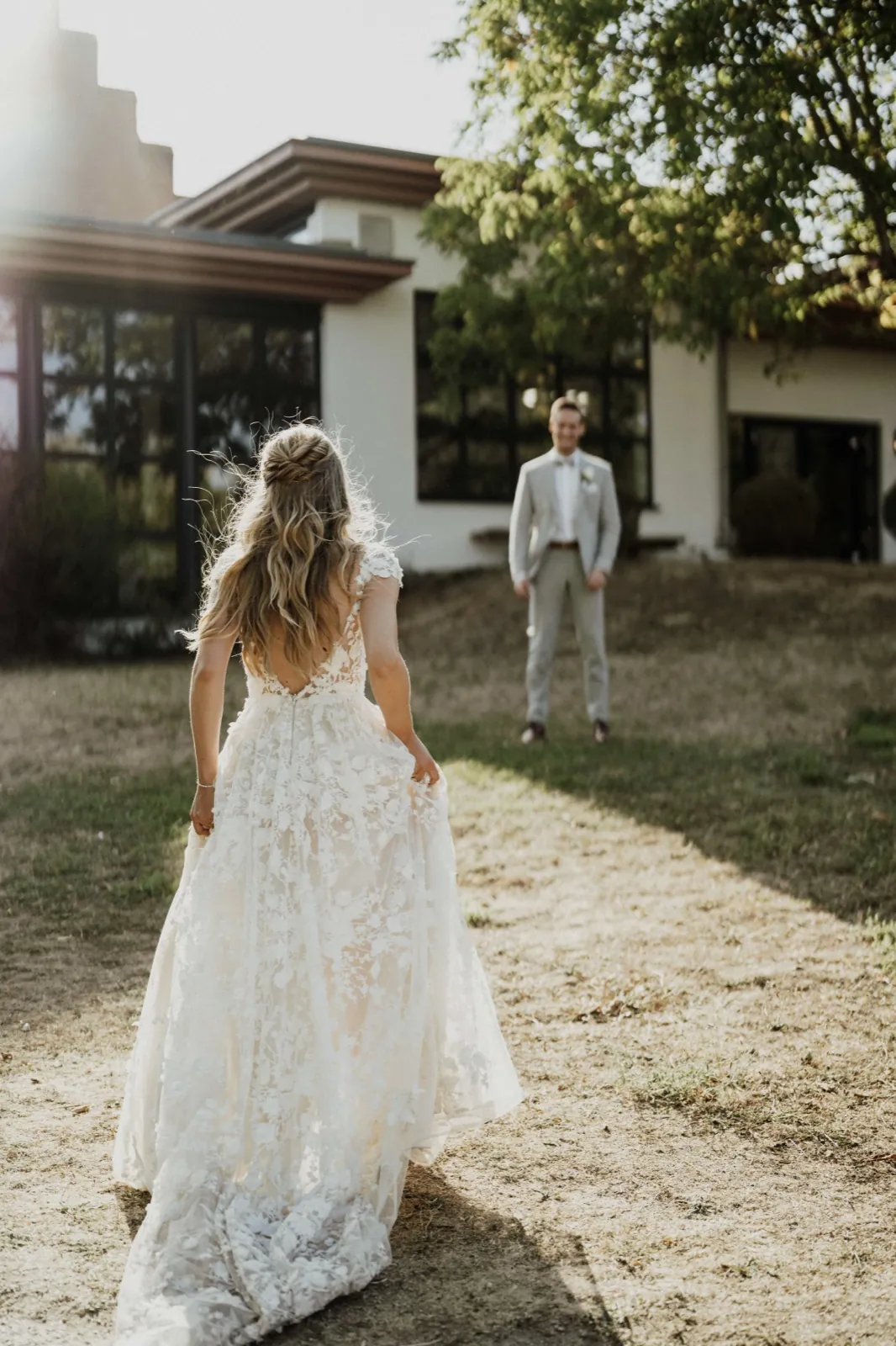 Philina & Damian – Eine Braut läuft im Freien auf ihren wartenden Bräutigam zu