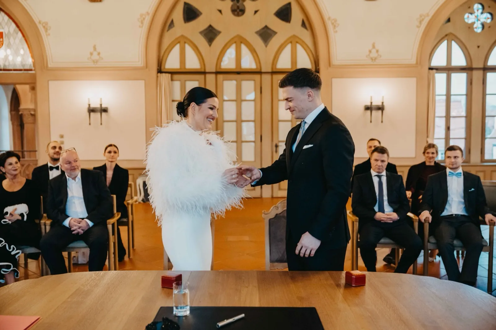 Alisa & Lars – Braut und Bräutigam tauschen während der Hochzeitszeremonie im Standesamt die Ringe aus