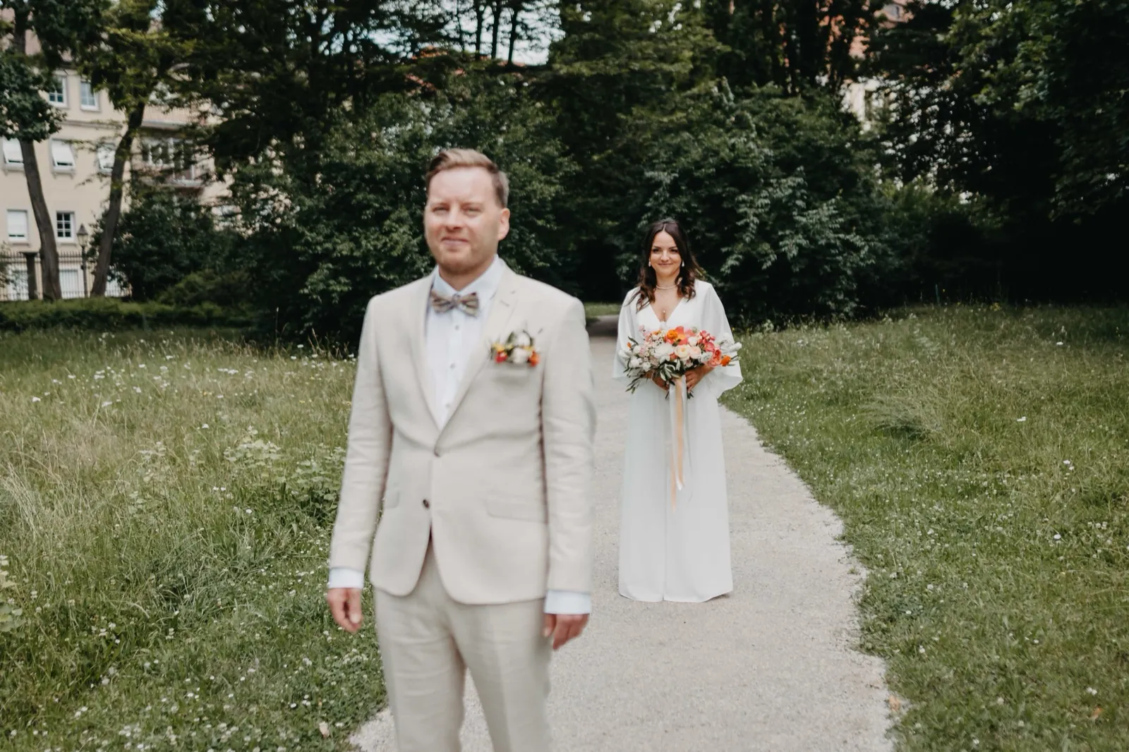 Amelie & Andi – First-Look-Moment auf einem Weg im Park