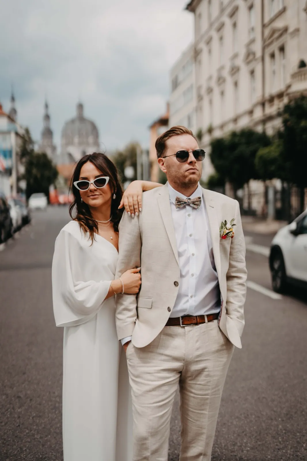Amelie & Andi – Editorial-Portrait: das Brautpaar mit Sonnenbrillen in eleganter Kleidung