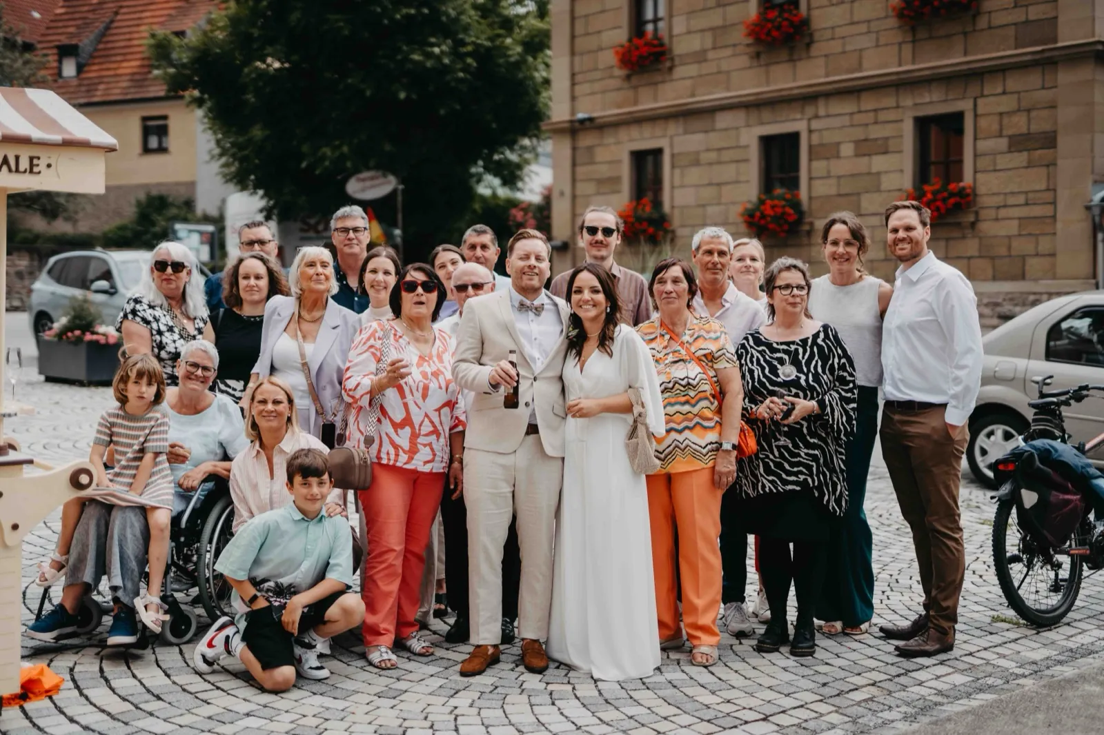 Amelie & Andi – Gruppenfoto der Hochzeitsgesellschaft im Freien