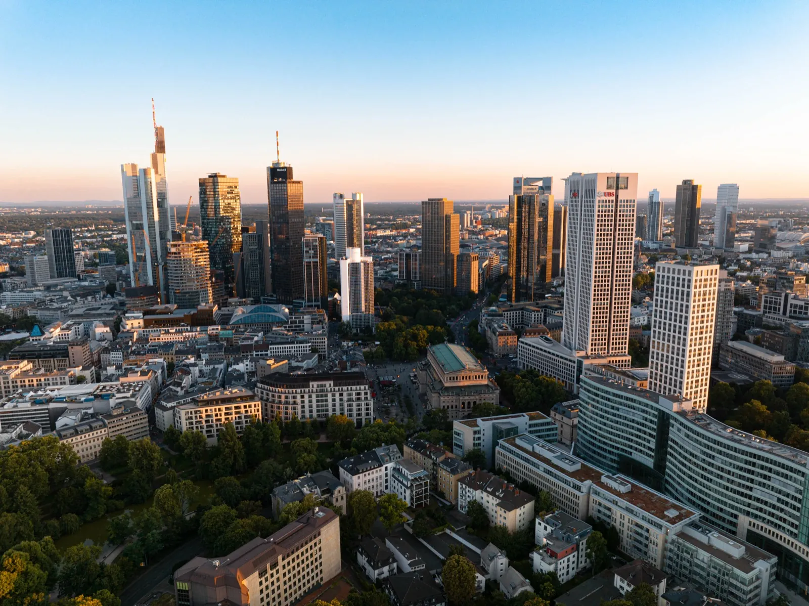 Frankfurter Skyline im Abendlicht — Eventfotografie von Light Hunters Photography