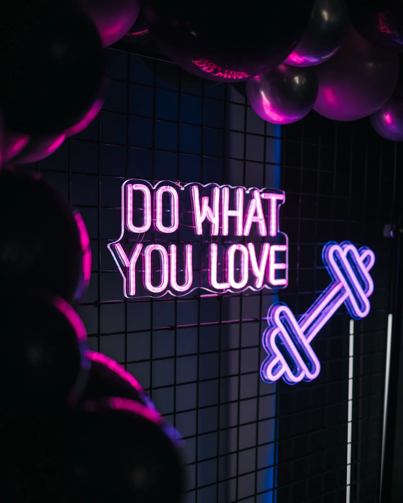 Barry's Frankfurt – Ein pinkes Neonschild mit der Aufschrift 'DO WHAT YOU LOVE' und einer Hantel