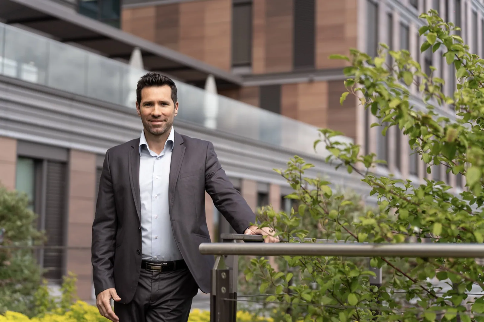 Business Portrait Mann vor Frankfurt School Gebäude