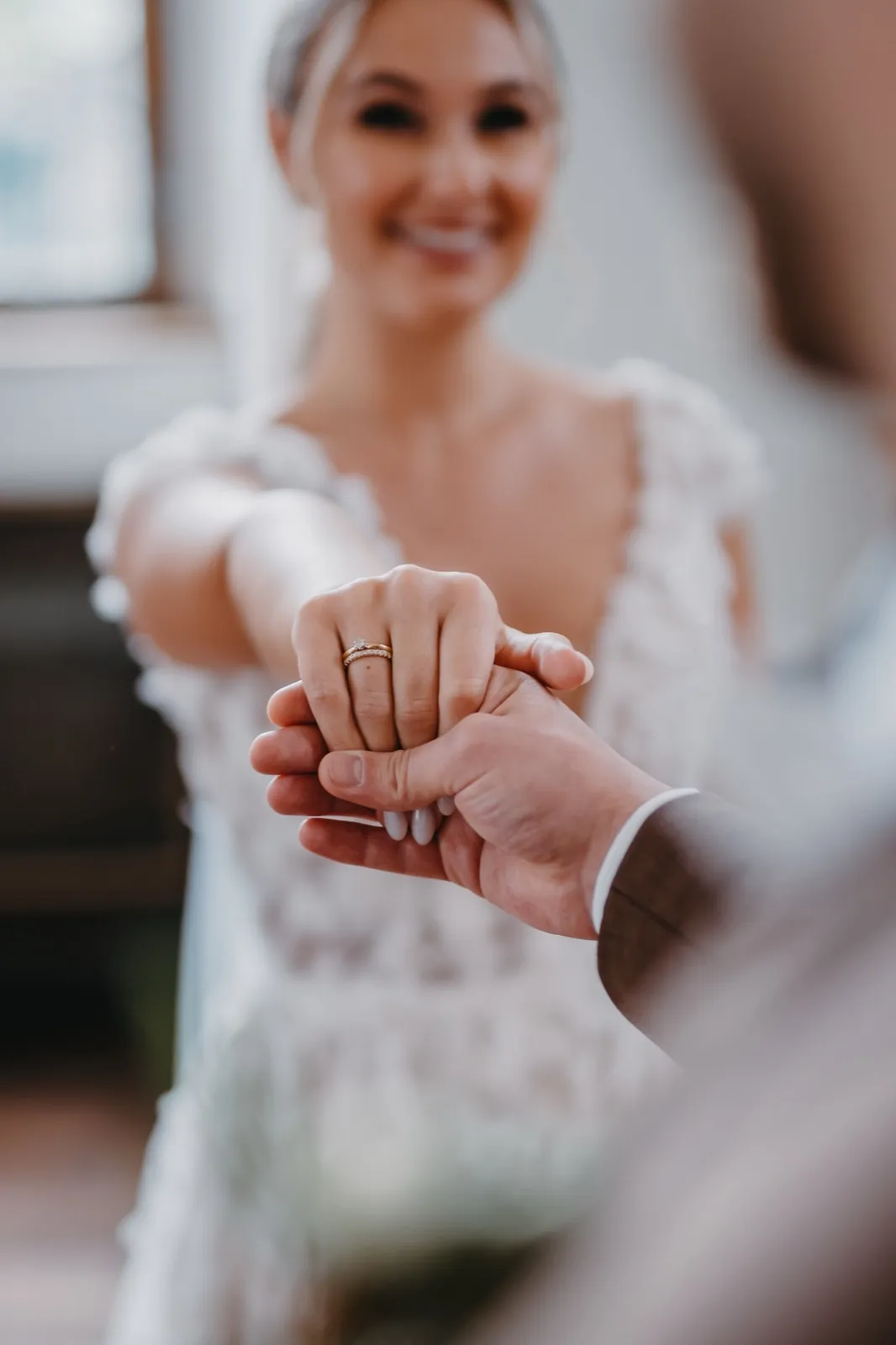 Jana & Daniel – Nahaufnahme der Hände des Brautpaars mit Fokus auf den Eheringen