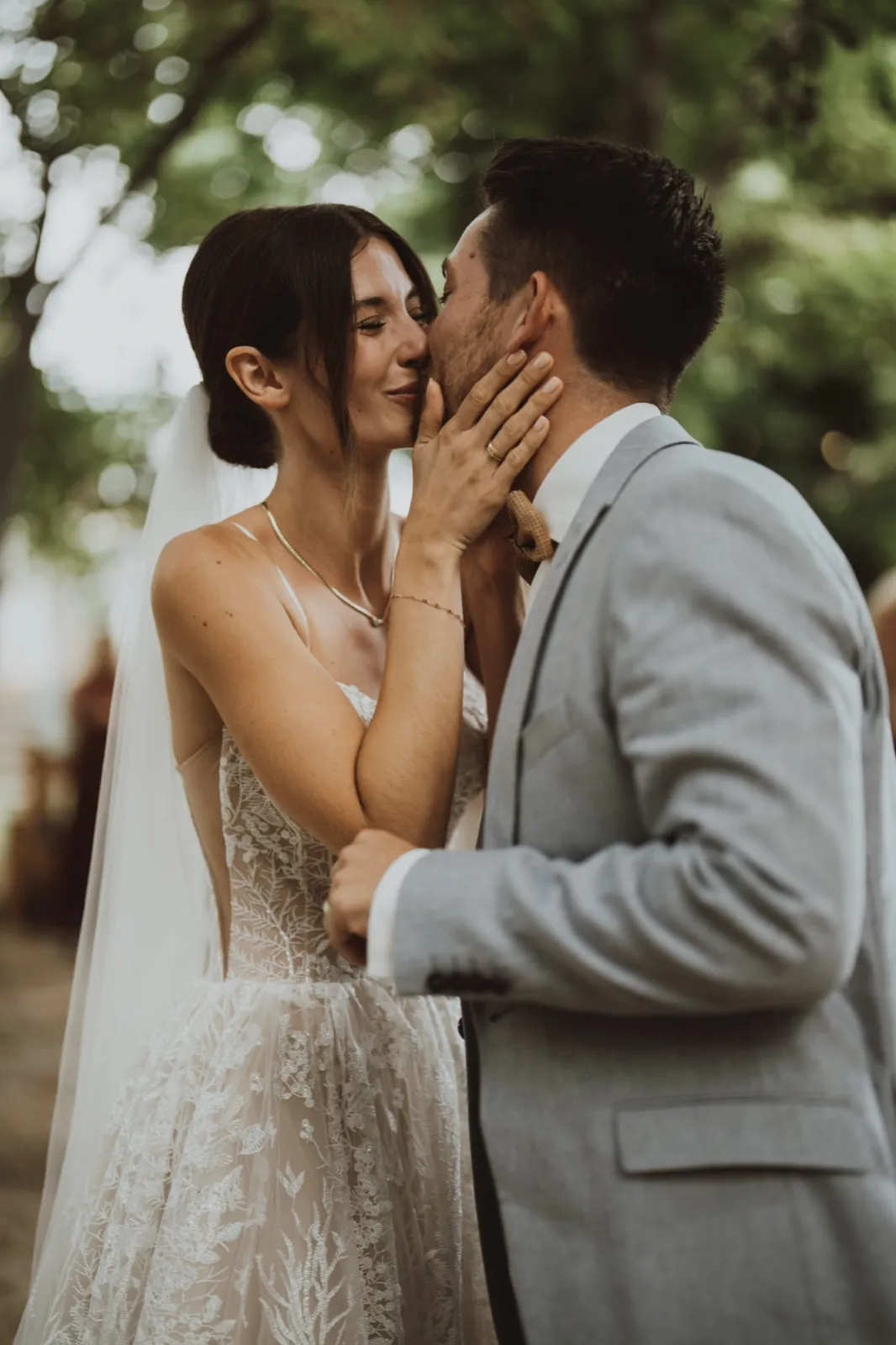 Julia & Chris – Ein Brautpaar küsst sich innig im Freien während ihrer Hochzeit