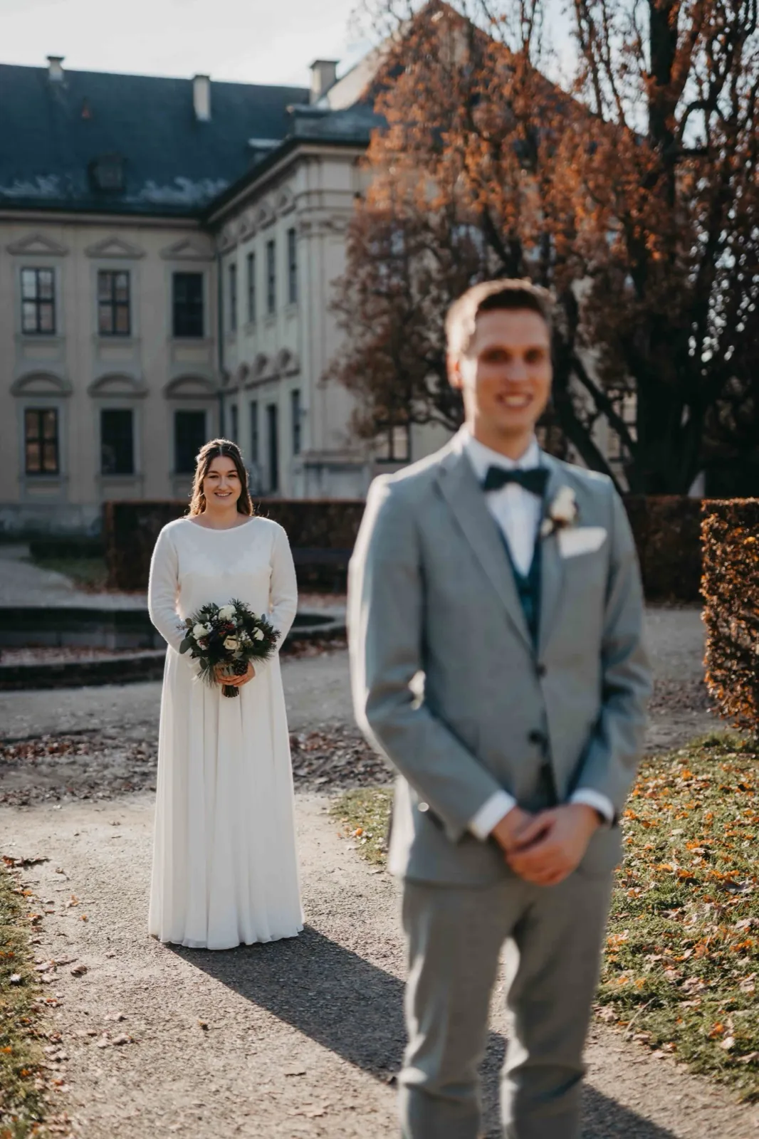 Sophie & Mirko – First-Look-Moment mit Brautstrauß vor dem Bräutigam